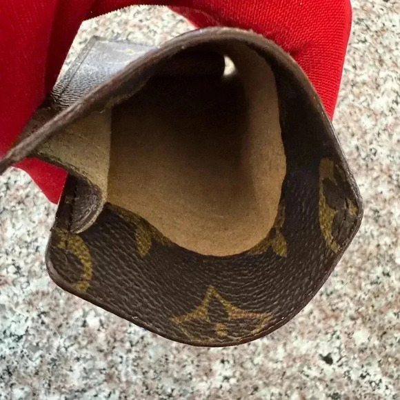 - Louis Vuitton monogram, eye glass case like new - Picture 10 of 14